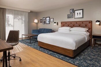 室外游泳池，08:00 至 22:00 开放，池畔遮阳伞