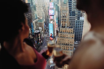 2 개의 바/라운지, 펍