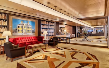 3 من المطاعم، حيث تُقدم وجبات الإفطار، الغداء، العشاء، الأطباق الأمريكية