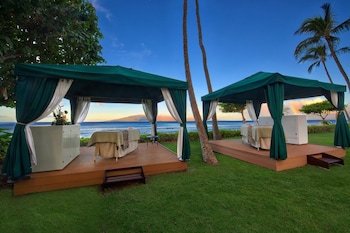 3 outdoor pools, pool cabanas (surcharge), pool loungers