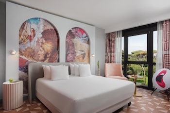 Premium bedding, minibar, in-room safe, desk