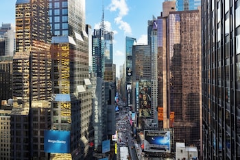 Hypo-allergenic bedding, in-room safe, desk, blackout drapes