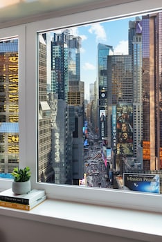 Ropa de cama hipoalergénica y caja de seguridad en la habitación