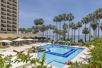 Seasonal outdoor pool, pool umbrellas, sun loungers