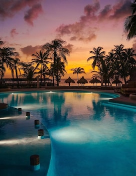 3 outdoor pools, open 7:00 AM to 7:00 PM, pool umbrellas, pool loungers