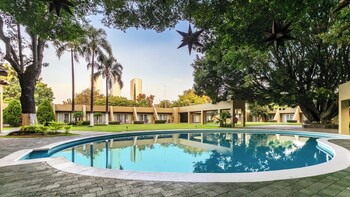 4 piscines extérieures, chaises longues