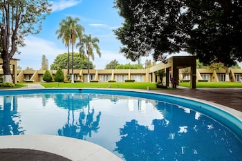 2 restoran dengan sajian hidangan lokal dan internasional