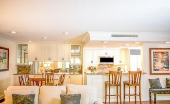 6 piscines extérieures, parasols, chaises longues