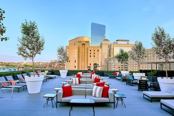 2 bars/lounges, rooftop bar
