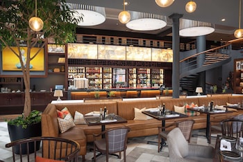 2 restaurants, spécialités Cuisine internationale