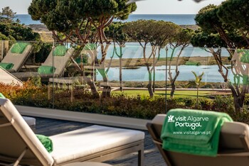 Piscine couverte, piscine extérieure, parasols de plage, chaises longues