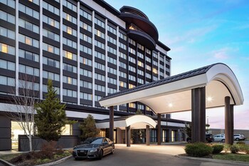 Vista frontal de la propiedad por la tarde o noche