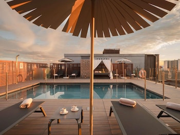 2 bars/lounges, poolside bar