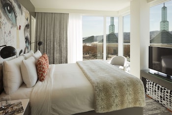 Lunch and dinner served, American cuisine