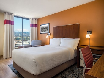 Breakfast and dinner served