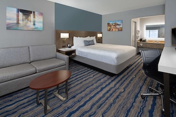 Een kluis op de kamer, een bureau, een laptopwerkplek