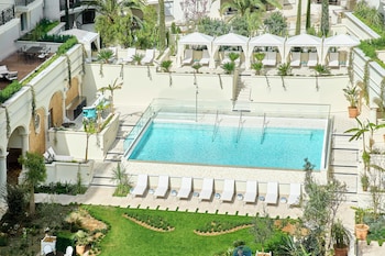 高級寝具、羽毛の掛け布団、ミニバーのアイテム (無料)、セーフティボックス (室内)