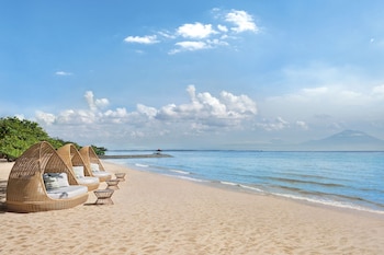 Plage à proximité, sable blanc, parasols, serviettes de plage