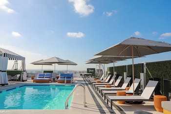 Utomhuspool, cabanor (tilläggsavgift) och solstolar