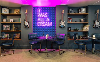 Alberca al aire libre, camas balinesas (con cargo) y camastros