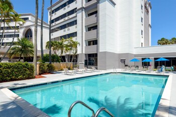 حمّام سباحة خارجي، مقاعد للتشمس