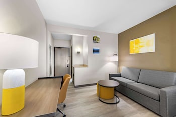 Suite, 2 Queen Beds, Non Smoking (Sofa Bed)