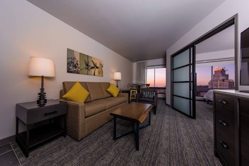 Suite, 1 trÚs grand lit et 1 canapé-lit, vue sur la ville | Vue de la chambre