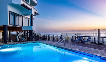 Utomhuspool med öppettider 09.00 till 22.00, och solstolar