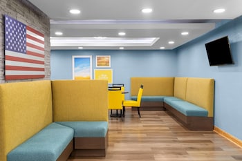 Standard Room, 1 Katil Raja (King) | Meja, langsir/tirai gelap terus, seterika/papan seterika, Wi-fi percuma