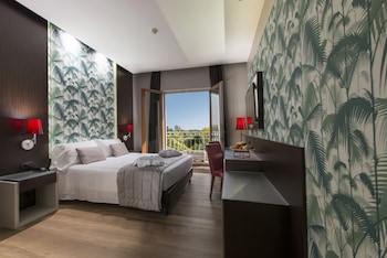 Dobbelt- eller tomannsrom, parkutsikt | Sengetøy av topp kvalitet, dundyner, memory foam-senger og minibar