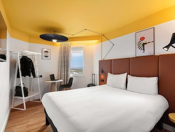 Breakfast, lunch, dinner served; Italian cuisine