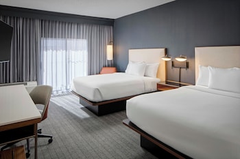 Hypo-allergenic bedding, desk, iron/ironing board, free WiFi