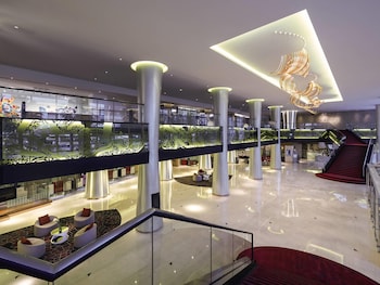 3 間餐廳;供應早餐、午餐、晚餐和早午餐