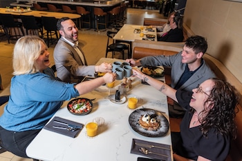 Suite junior, 1 cama matrimonial | Área de desayuno | Desayuno a la carta todos los días (con cargo) 