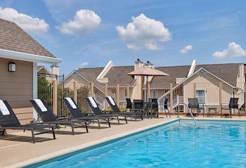 Piscine extérieure, parasols, chaises longues