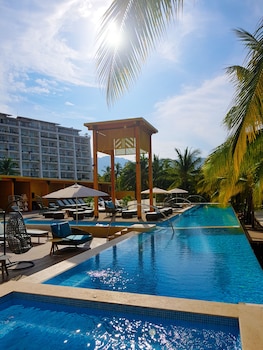 Outdoor pool, cabanas (surcharge), pool umbrellas