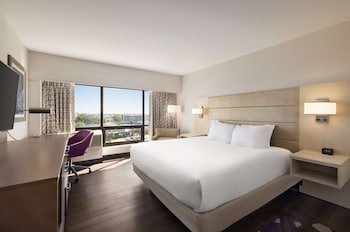 Premium bedding, in-room safe, desk, laptop workspace