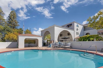 Suite (Wine Country) | In-room safe, desk, laptop workspace, blackout drapes