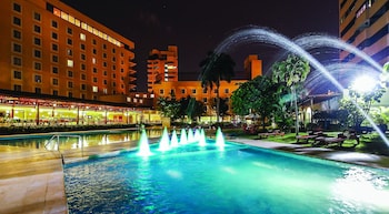 Piscine extérieure, parasols de plage, chaises longues