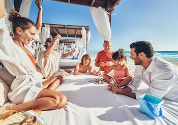 2 piscines a l'aire lliure, para-sols i gandules 