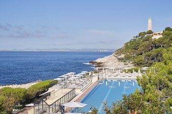 Piscina interna, piscina externa, funciona das 8h às 19h, guarda-sóis
