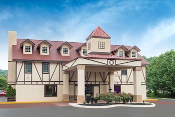 Una scrivania, tende oscuranti, ferro/asse da stiro