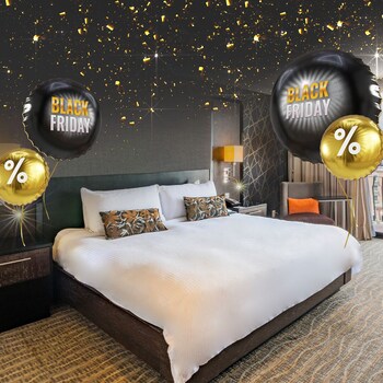 Vista frontal de la propiedad por la tarde o noche