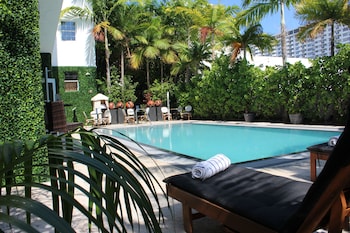 Sur la plage, chaise longue, parasol, serviettes de plage