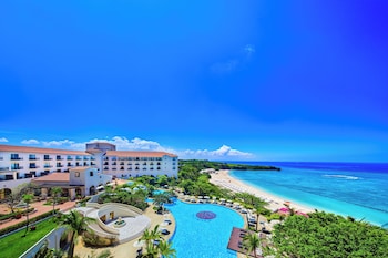 Sur la plage, sable blanc, parasol, serviettes de plage