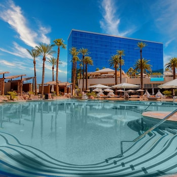 Seasonal outdoor pool, open 9:00 AM to 6:00 PM, cabanas (surcharge)