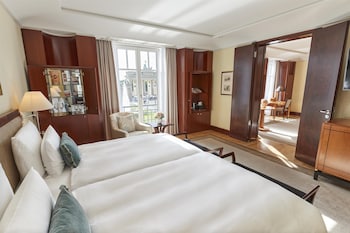 3 restaurants, lunch, dinner served; French cuisine 