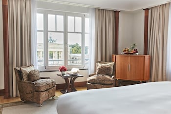 3 restaurants, lunch, dinner served; French cuisine