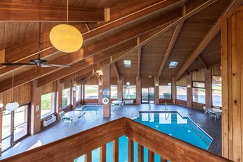 Indoor pool, sun loungers