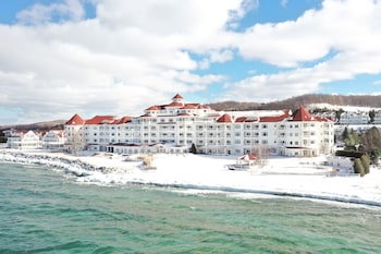 إطلالة على البحيرة